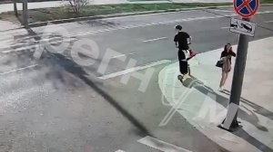 ⚠️Москва. Мотоциклист жестко столкнулся с самокатчиком, который решил переехать проезжую часть