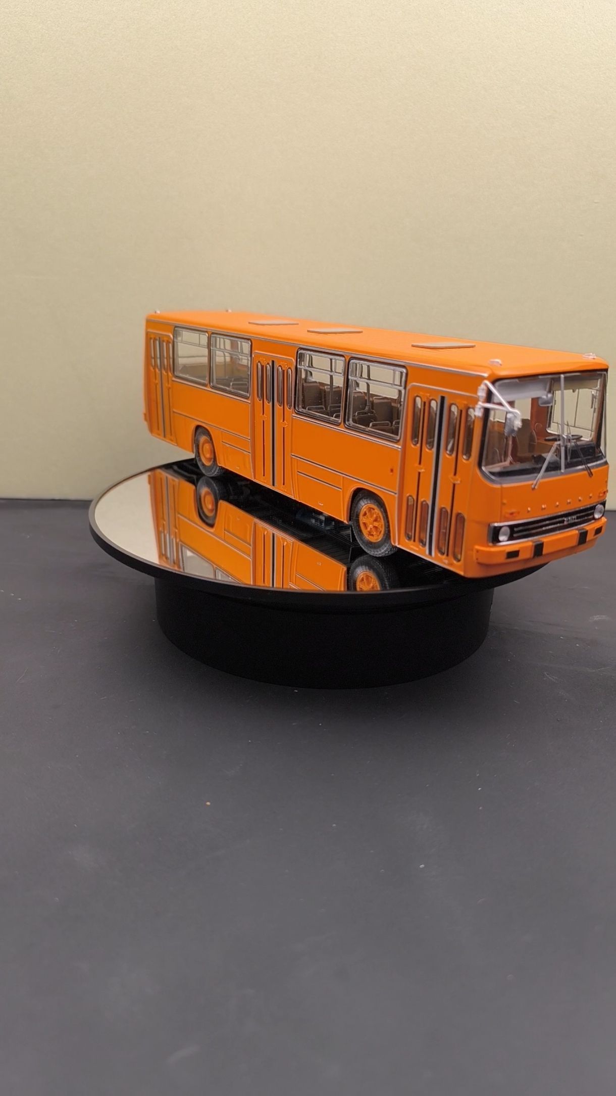 Автобус Икарус  260 Ikarus оранжевый 1:43 ClassicBus