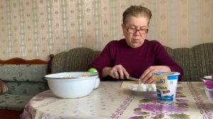 Нарезала летний салат. Сварила картофельное пюре с котлеткой.