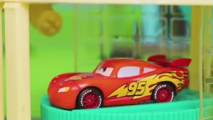Молния Маквин в эпической гонке с игрушками Disney Cars 🚗 Кто победит? Видео для детей