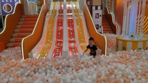 Серёжа в игровой комнате