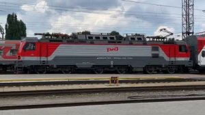 Электровоз эп20 с поездом северная пальмира с рейсом Санкт Петербург-Адлер