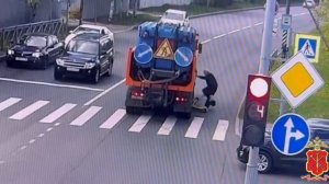 Самокатчица влетела в КамАЗ на огромной скорости и… просто встала и ушла