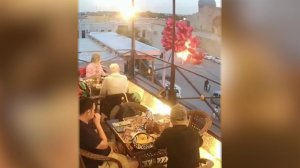 В Узбекистане связку воздушных шаров подхватило ветром и обрушило на провода.