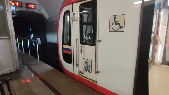 Электропоезд 81-775 Москва 2020 отправляется со станции метро Краснопресненская