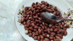 Как обжарить арахис в микроволновке и очистить его от кожуры