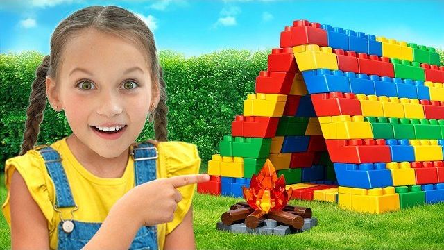Дети учатся поддерживать друг друга и делить игровой домик