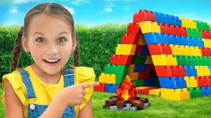 Дети учатся поддерживать друг друга и делить игровой домик