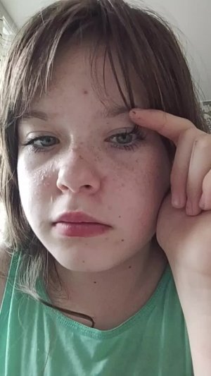 крашу губы и убираюсь под музыку