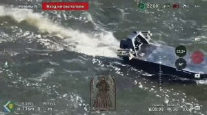 На кадры с дрона впервые попал украинский безэкипажный катер, оснащенный блоками с реактивными огнем