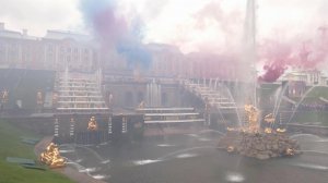В Петергофе сегодня дали команду на пуск всемирно известных фонтанов.