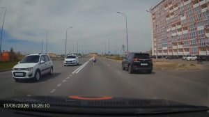 Девочка на самокате в Кургане пересекла 4 полосную дорогу