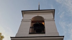 Колокольный звон после вечерней службы Духовского храма в Сергиевом Посаде.