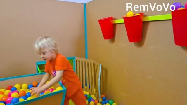 Влад и Ники. Крис с мамой в лабиринте