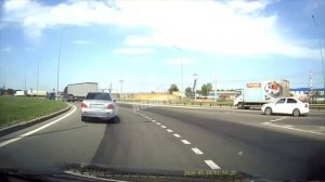 Жал на тормоз и сигналил. Как считаете надо бить таких на кольце? Или все-таки пропускать?