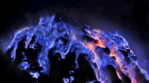 Не лава, а магия: в Индонезии извергается вулкан с фиолетовым пламенем.