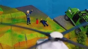 Большая авария 🚁 Игрушечный вертолёт и спасательные машины приходят на помощь! Видео для детей