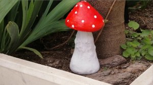 Мухомор на бутылке из цемента. декор для дачи и сада своими руками DIY