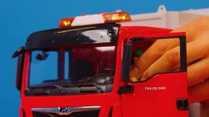 Игрушечный грузовик разбивается на краю оврага! 😱🚚 Мультфильм для детей