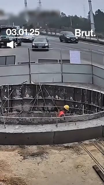 #Китай Гуанчжоу, Китай. Похоже рабочий сорвал главный в своей жизни джекпот смотреть онлайн