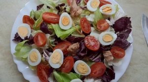 Как приготовить салат с консервированным тунцом. Легко и вкусно. Обзор.