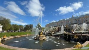 В Петергофе торжественно запустили фонтаны во славу народов России.