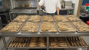 Невероятно вкусная рисовая миска с жареной рыбой — корейская кухня