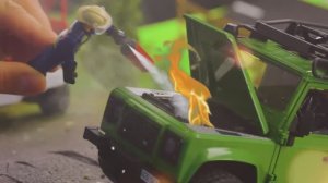 Авария игрушечной машины на мосту 🚗Игрушечные транспортные средства в действии — видео для детей