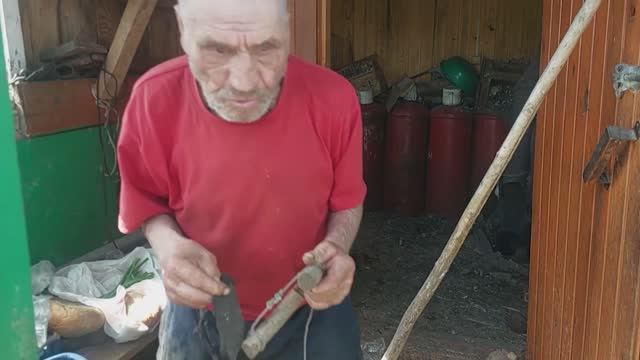 Дед Матвей весь в делах.