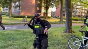 #Голландия Полицейские избивают мужчину пришедшего на митинг против заселения 240 мигрантов