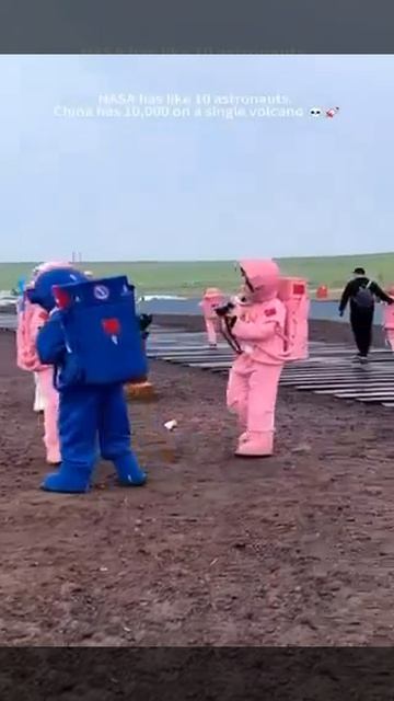 У китайских зумеров новое развлечение - поехать на вулканический курорт Вуланьхада в Монголии смотреть онлайн