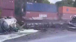 В США грузовой поезд на полном ходу врезался в ассенизаторскую машину — удар оказался настолько силь