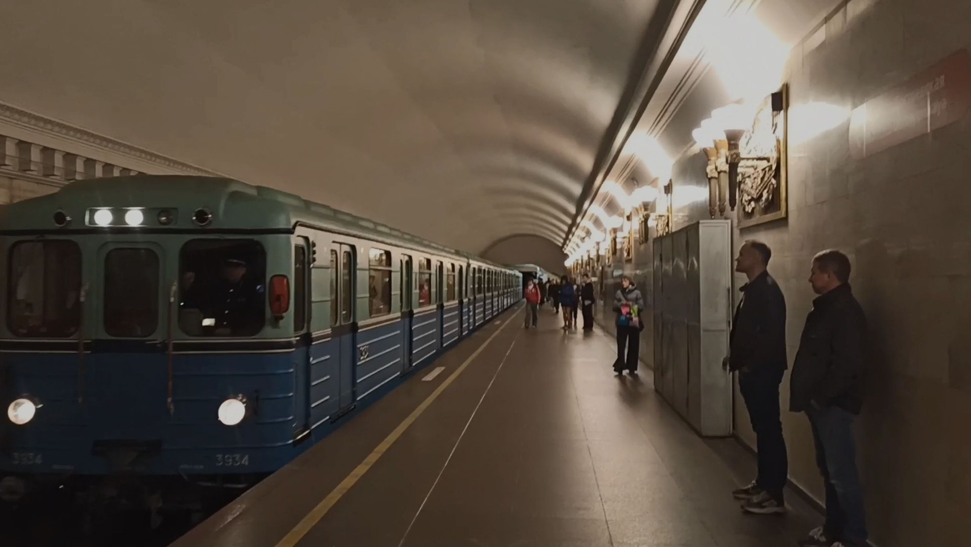 Ретро-составЭКА-06 и Коричневый Балтиец на станции Владимирская 