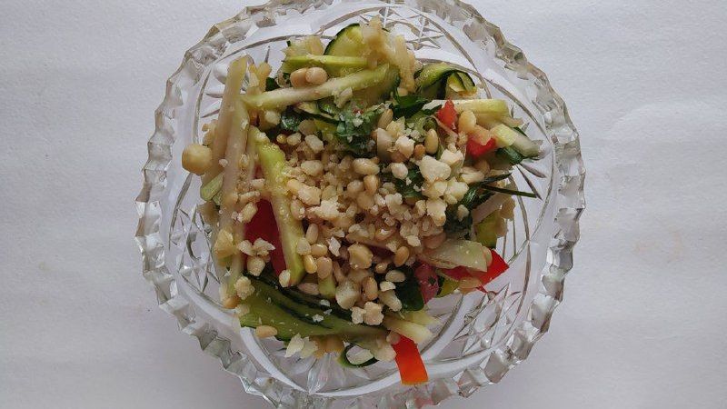 Овощной салат с кольраби и орехами смотреть онлайн
