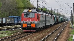 3ЭС4К-020 «Дончак» с грузовым поездом, следует через станцию Капитолово