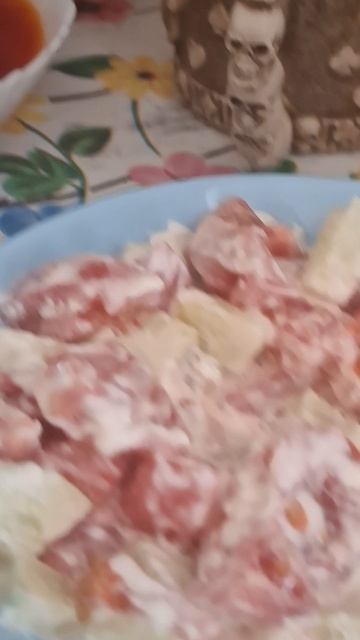 на обед борщ и вкусный салат!