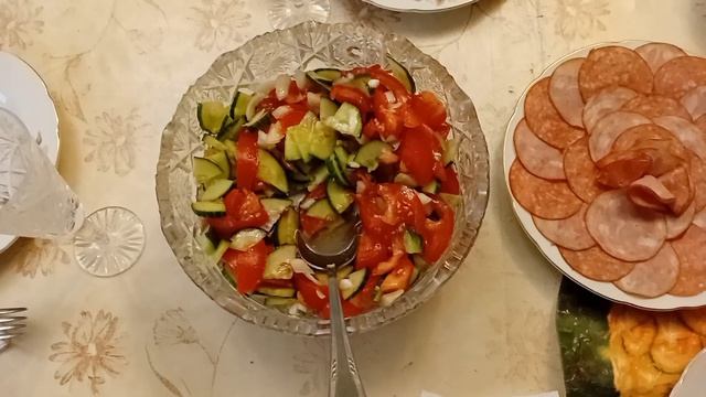 Все цветет , благоухает . В гостях манты , пюре картофельное , селедочка . смотреть онлайн