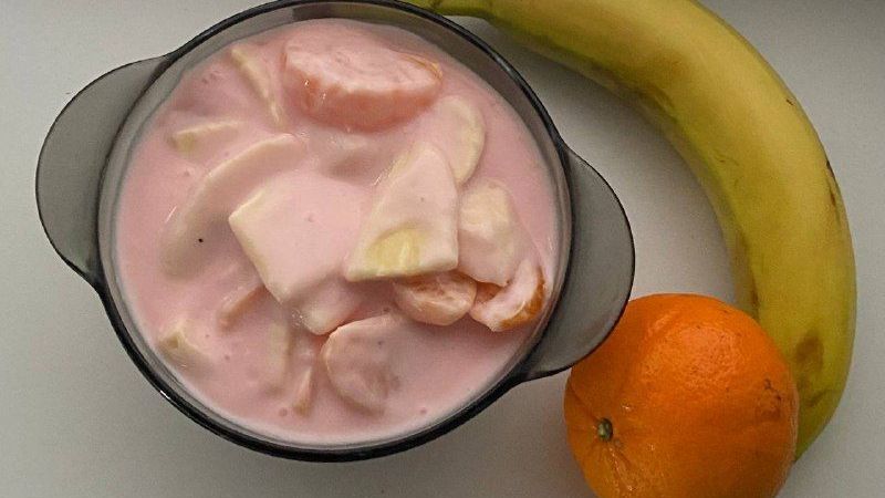 Лакомый десерт из банана, мандарина и йогурта смотреть онлайн
