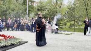 Возложение цветов архиепископом Фомой к Памятнику Неизвестному солдату в Одинцово
