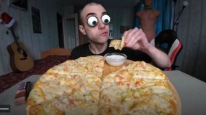 КУДА У НЕГО ВСЁ ЭТО ВЛАЗИТ ?