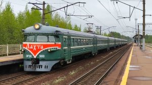 Внезапная ЭР2К 980 «Лахта» с приветливой локомотивной бригадой на станции Капитолово.