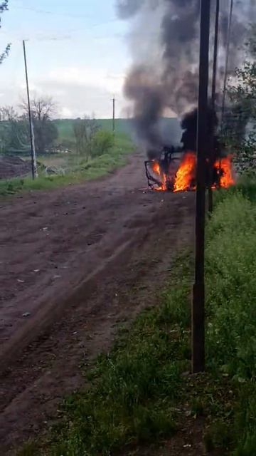Боевик украинских формирований и его горящий после прилета русского fpv-дрона автомобиль. смотреть онлайн