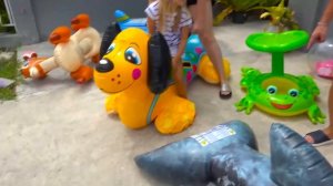 Алиса играет в магазин НАДУВАШЕК ! Pretend play in inflatable toys store  !