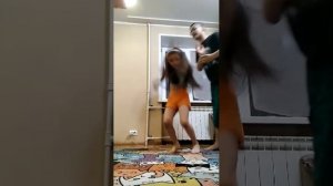 танцую с сестрой