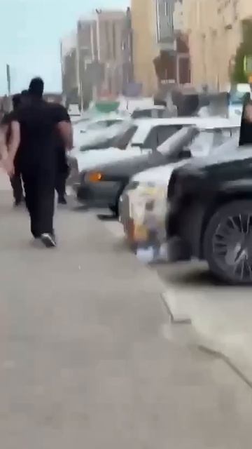 В Ставрополе люди в масках разбили незаконный прилавок иностранного азербайджанского торговца. смотреть онлайн