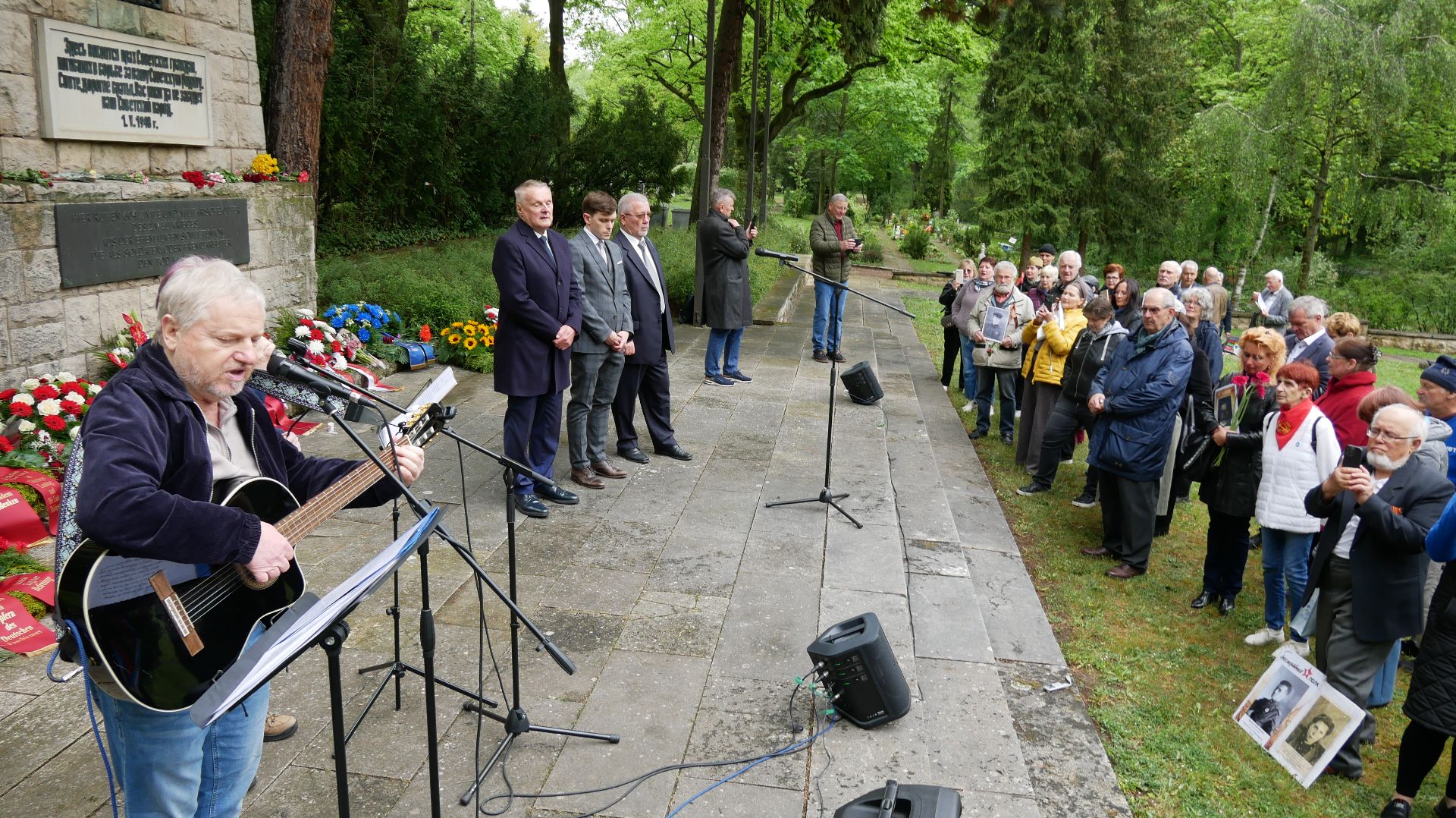 2026 05 16 "GRUNE WELLE" радио в ФРГ на русском. Выауск ко Дню Победы, и 1-я часть Надпись на валуне