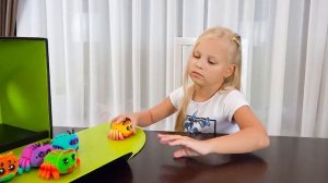 Алиса играет с новыми игрушками !!! YELLIES toys for kids !