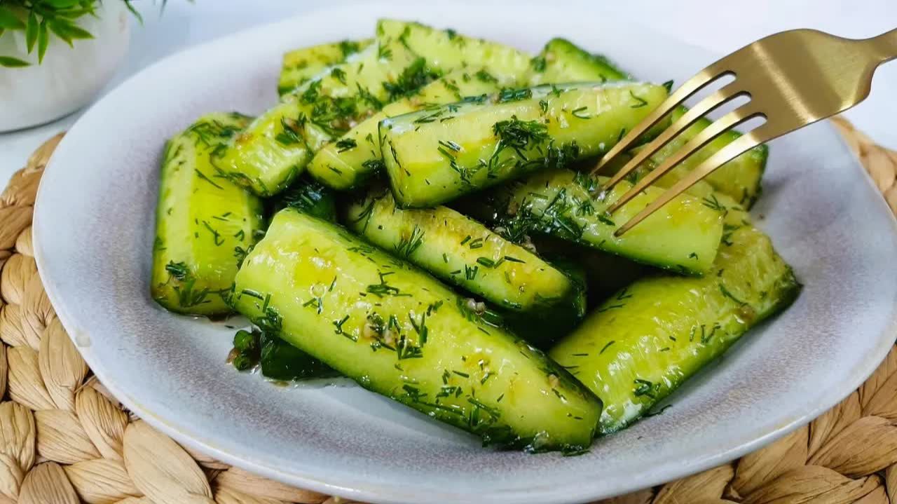 Вкуснее МАЛОСОЛЬНЫХ огурцов! Этот рецепт просят все, кто пробует! Закуска из огурцов за 5 минут. смотреть онлайн