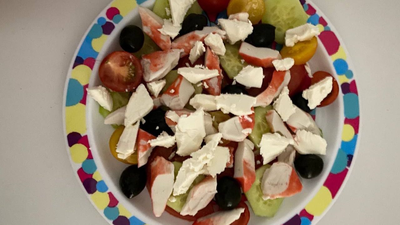 Греческий салат с крабовым мясом и творожным сыром смотреть онлайн