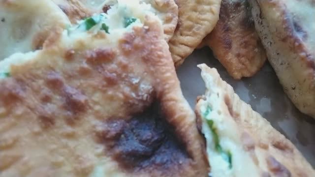 ПОЛУЧИЛИСЬ ЧЕБУРЕКИ С СЫРОМ И ЗЕЛЕНЬЮ?!